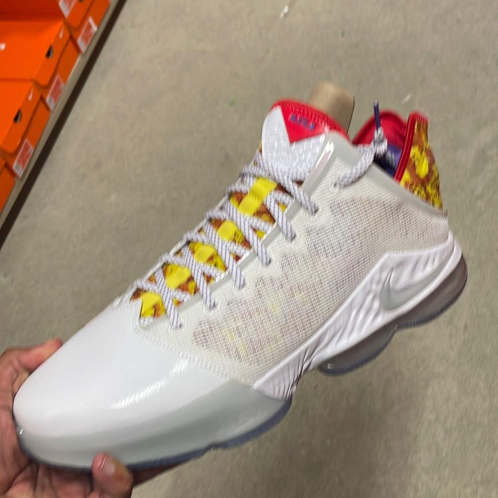Nike Lebron XIX low